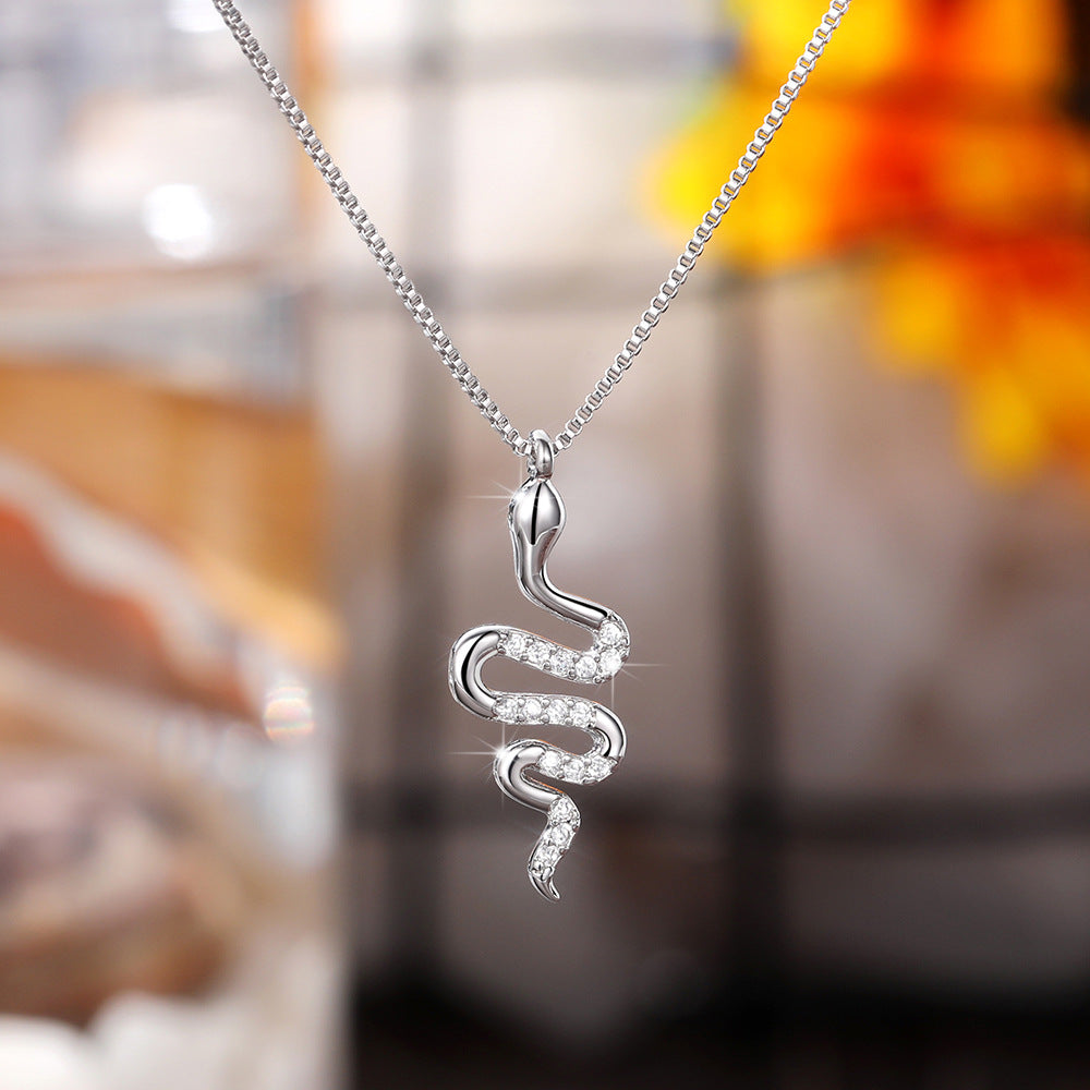 Fashion Lady Snake Pendant Necklace with Zirconia